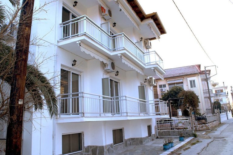 Vila Janis, Tasos